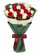 Букет Микс из красных и белых роз в Кушнаренково
