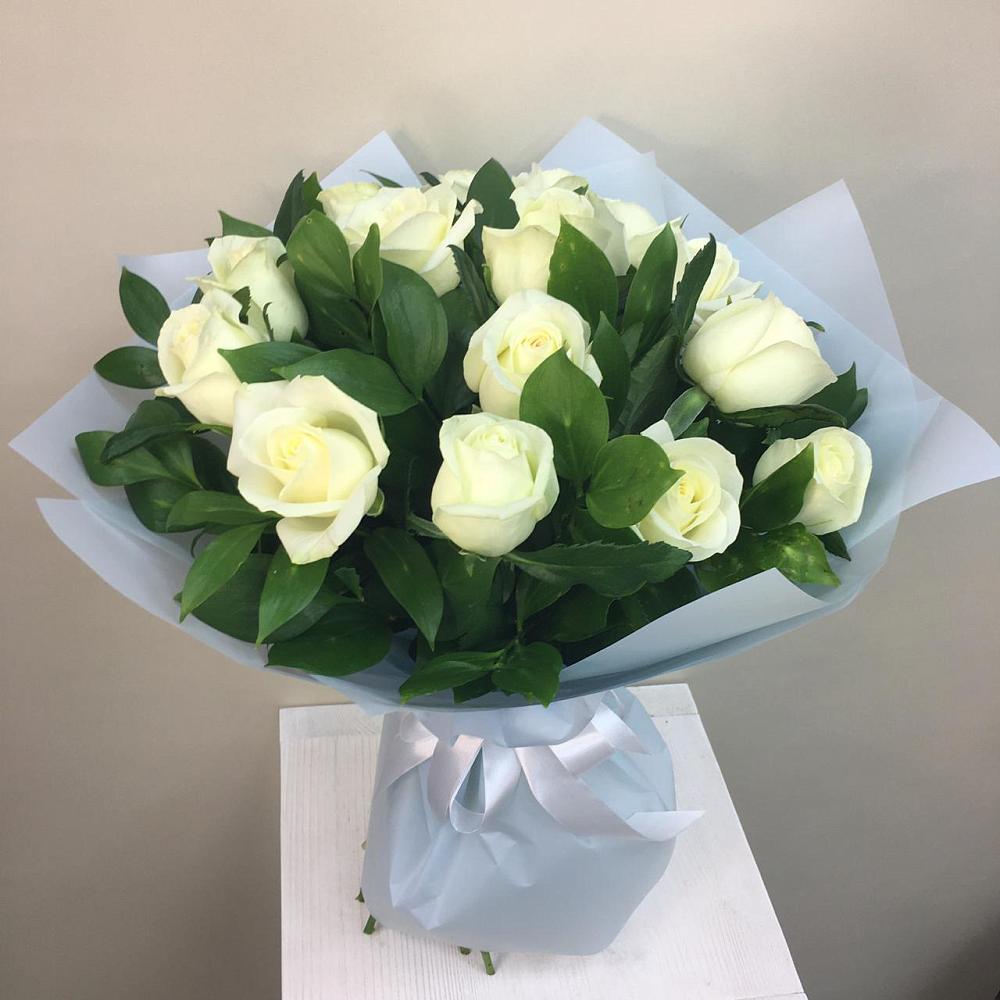 Букет 15 Белых роз Проуд в Кушнаренково