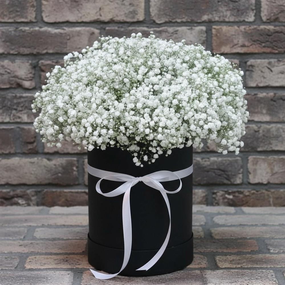 Цветочная композиция из Гипсофила в шляпной коробке в Кушнаренково