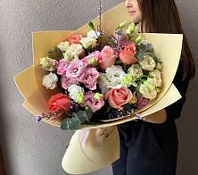Букет цветов из:  Розы, Лизиантусы и Гвоздики в Кушнаренково