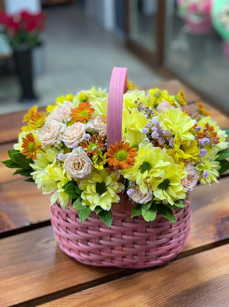 Цветочная композиция из Хризантемы и Розы в корзине в Кушнаренково