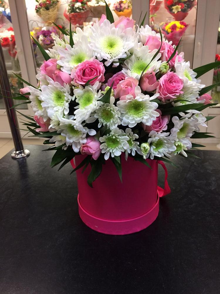 Цветочная композиция из Розы и Хризантемы в шляпной коробке в Кушнаренково