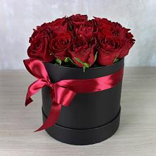 Цветочная композиция из Розы в шляпной коробке в Кушнаренково