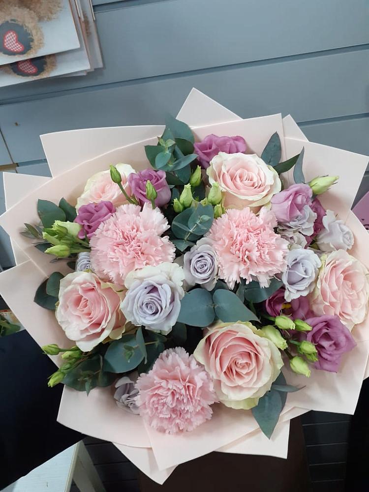 Букет цветов из: Розы, Гвоздики и Лизиантусы в Кушнаренково