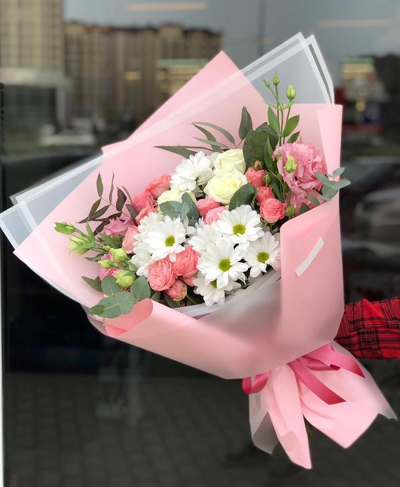 Букет нежный в Кушнаренково Букет цветов из: Розы, Лизиантусы и Хризантемы в Кушнаренково