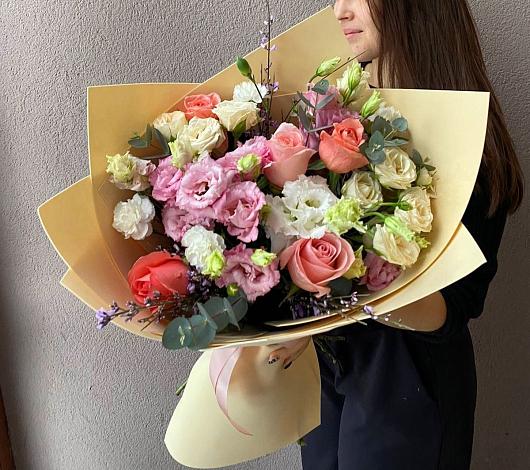 Букет цветов из: Розы, Лизиантусы и Гвоздики в Кушнаренково