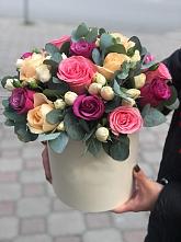 Цветочная композиция из Розы в шляпной коробке в Кушнаренково